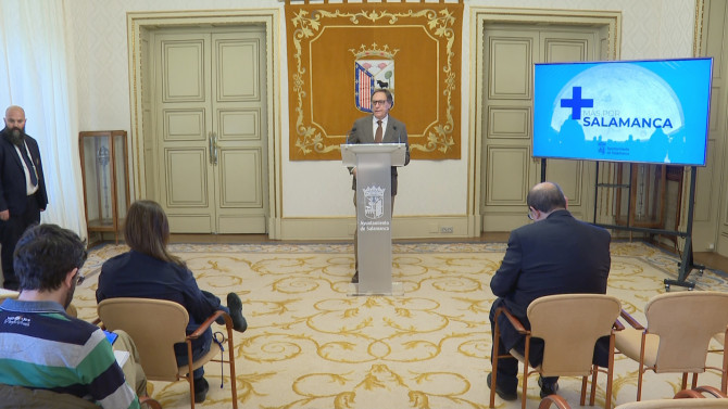 El Alcalde, Carlos García Carbayo, durante la presentación de los proyectos