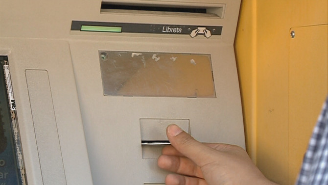 Un cliente usando un cajero automático