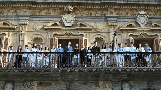 El Alcalde, Carlos García Carbayo, junto a los estudiantes participantes en el Programa en el balcón del Ayuntamiento