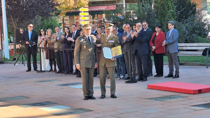 El coronel Joaquín Blanco González, delegado de Defensa en Castilla y León, recibe su distincion.