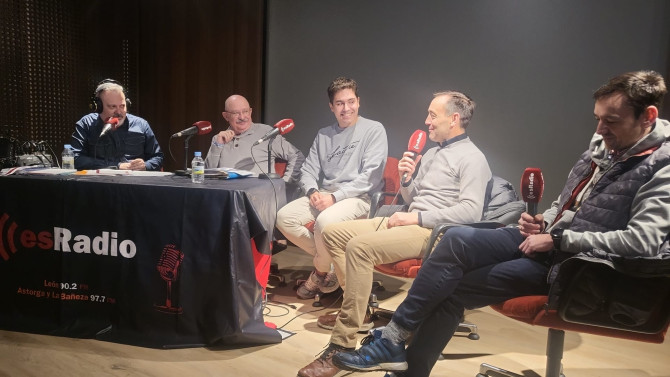 Es La Mañana de León realiza su programa desde el salón de actos de la Biblioteca Pública de Astorga