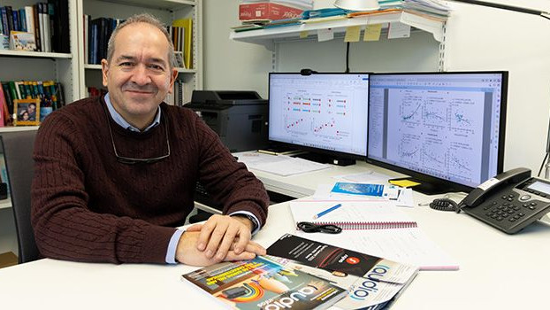 Enrique López-Poveda en su despacho del Instituto de Neurociencias de Castilla y León (INCYL).