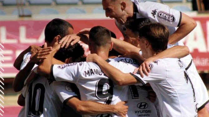 La Cultural celebra un gol / Carlos García