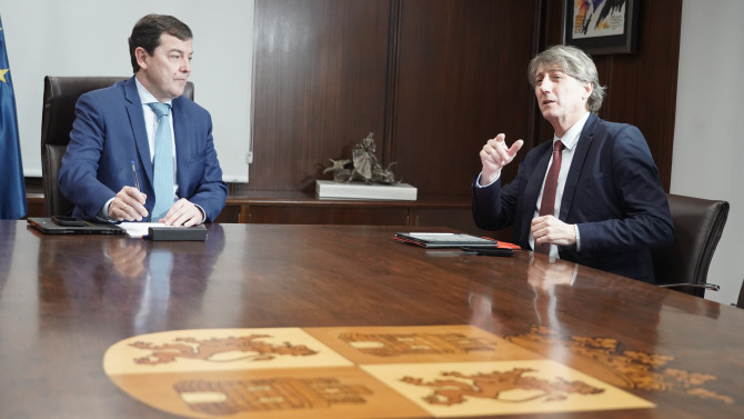El presidente de la Junta, Alfonso Fernández Mañueco, en la reunión tras el Debate de Estado de la Comunidad con Carlos Martínez, secretario general del PSOE de Castilla y León | ICAL