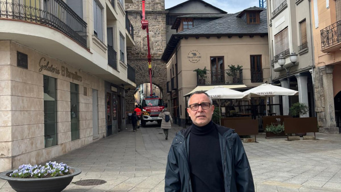 , Carlos Cortina, delante de la Torre del Reloj de Ponferrada