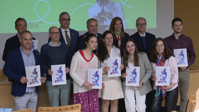 Entrega de diplomas a los representantes de los proyectos de investigación financiados por AECC