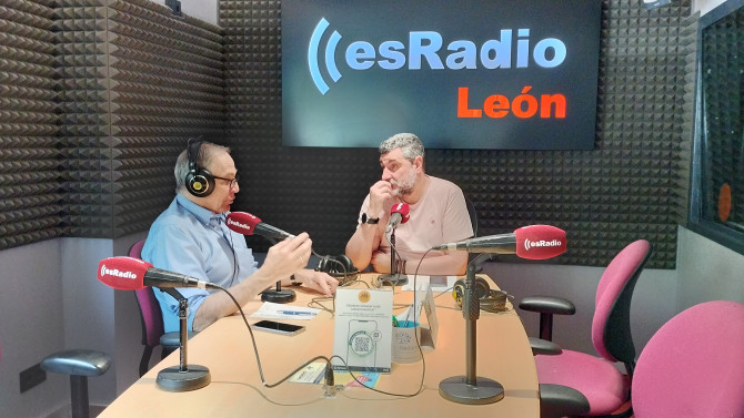 El doctor Antonio Martínez durante la entrevista en el programa Manos Arriba de Es Radio León