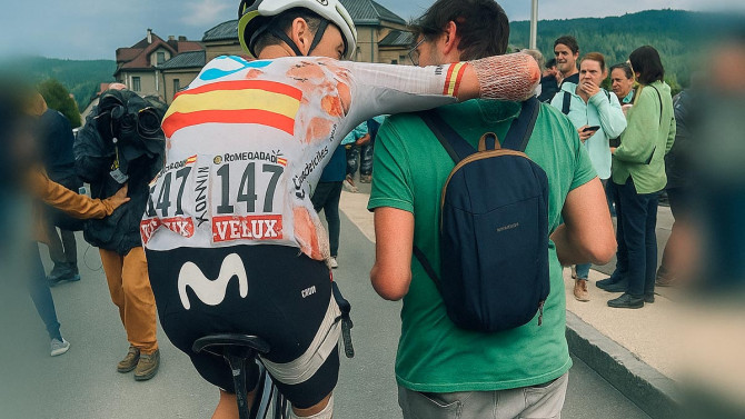 Movistar Team. Dolorosa caída de Iván Romeo en la penúltima etapa del Tour de Francia 2024.