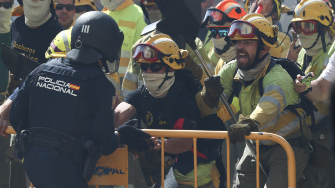 R. Valtero / ICAL . Manifestación a las puertas de Las Cortes para exigir la equiparación laboral de los bomberos forestales y la profesionalización del colectivo