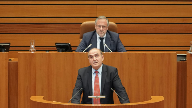 ICAL. El Procurador del Común, Tomás Quintana, en el pleno de las cortes para dar cuenta del informe de quejas de 2023.