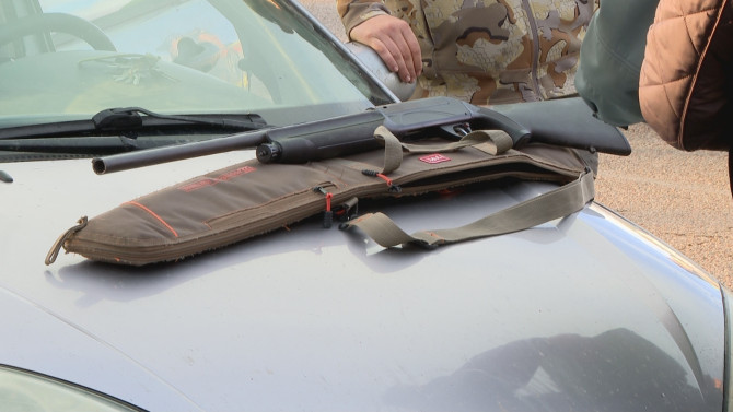 Una de las armas localizadas durante el registro