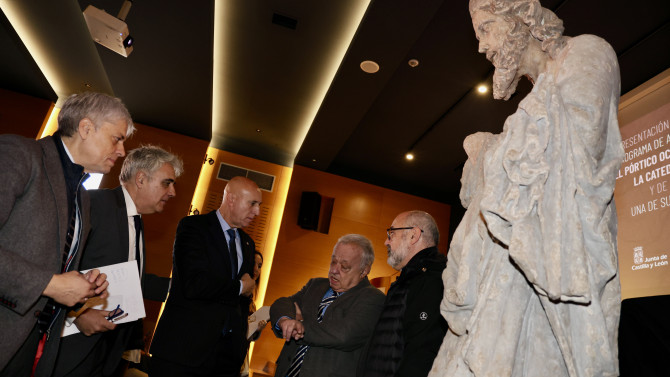 El consejero de Cultura, Turismo y Deporte, Gonzalo Santonja, inaugura la Jornada de presentación pública del programa de actuación en el pórtico occidental de la Catedral de León y de la réplica de una de sus esculturas.