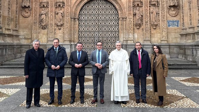 Representantes de todas las instituciones antes de la firma