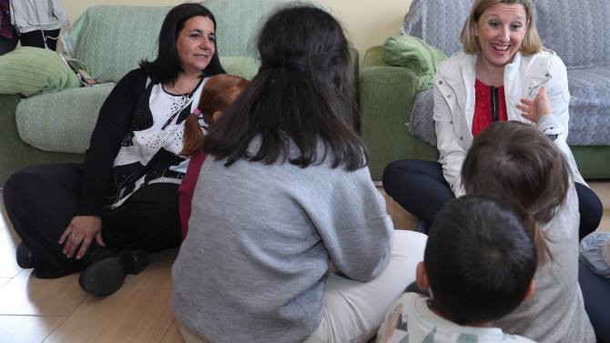 ICAL. La consejera de Familia, Isabel Blanco, en una visita a los Hogares de los Mensajeros de la Paz, en Palencia.