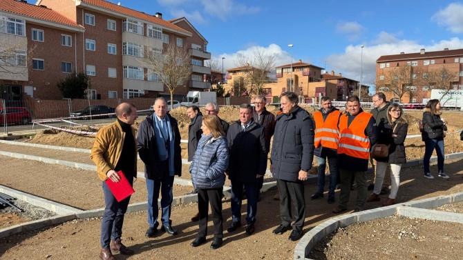 Visita de las autoridades a las obras de la nueva plaza en el barrio de Vistahermosa
