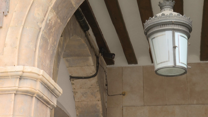 Una de las nuevas cámaras de video vigilancia en la Plaza Mayor