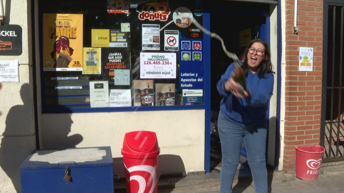 Marisa Miguel, la propietaria del quiosco El Puente, celebra el premio más grande en la historia de la Lotería Primitiva