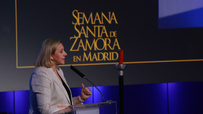 La vicepresidenta Isabel Blanco durante el pregón de la Semana Santa de Zamora en la Casa de Zamora en Madrid junto a autoridades.
