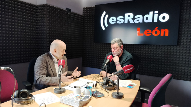 El farmacéutico Javier Herradón durante la entrevista en el programa Manos Arriba de EsRadio León 