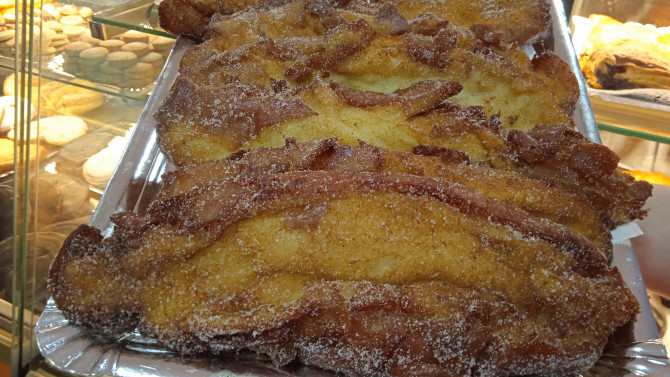 Los obradores sorianos refuerzan su papel en Semana Santa con la elaboración de torrijas artesanas.