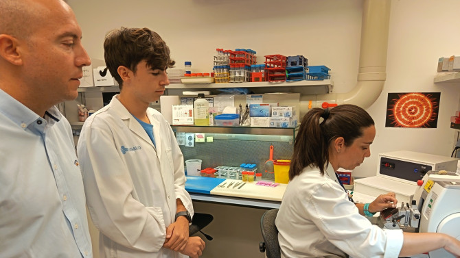 El Concejal de Educación, Luis Sánchez Arévalo visitando a uno de los becados durante el pasado verano