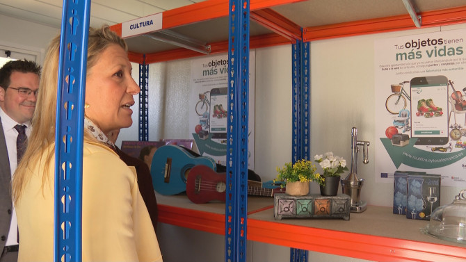 La Concejala de Medio Ambiente, María José Coca en uno de los nuevos puntos R.