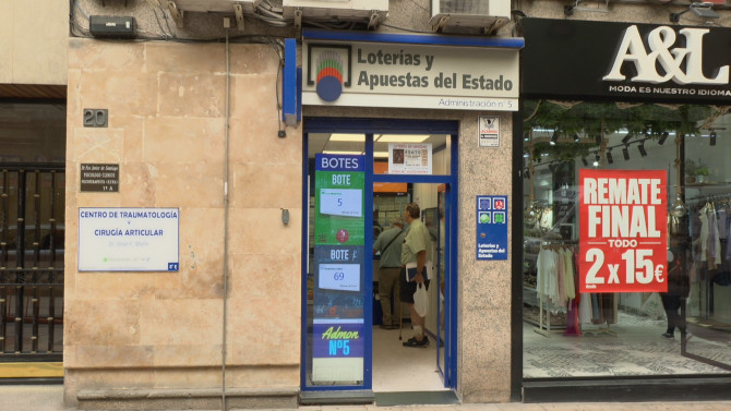  Administración de Loterías número 5 en la Calle María Auxiliadora.