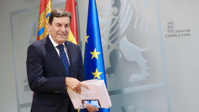 ICAL . El consejero de Economía y Hacienda y portavoz, Carlos Fernández Carriedo, comparece en rueda de prensa posterior al Consejo de Gobierno.