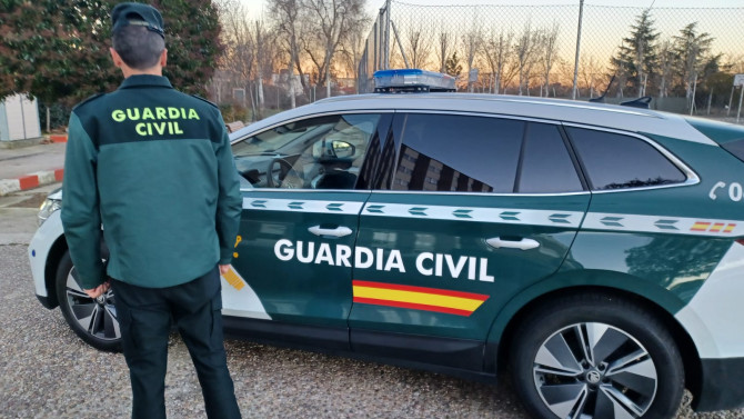 Imagen cedida por la Guardia Civil de Valladolid con una patrulla en Viana de Cega, próxima a la zona del suceso.