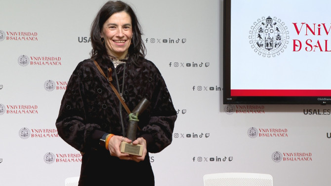 Marta María Alonso recogiendo el premio.