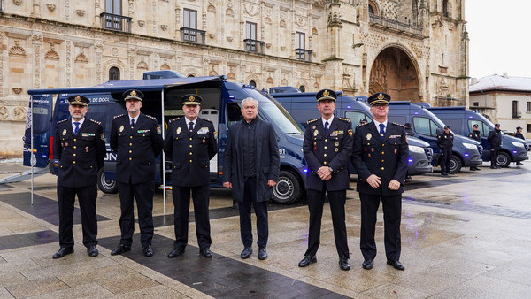 ICAL/El delegado del Gobierno en Castilla y León, Nicanor Sen y el Jefe Superior de Policía de Castilla y León, Juan Carlos Hernández Muñoz, presentan los nuevos Vehículos Integrales de Documentación.
