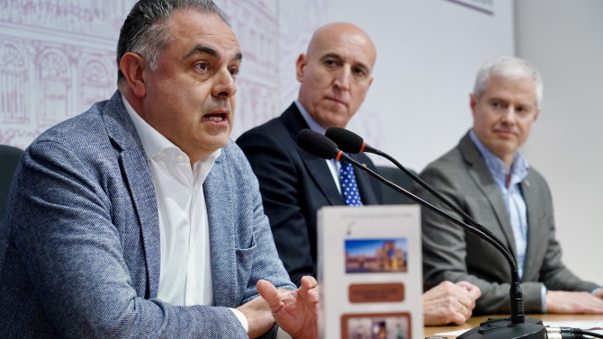 El alcalde de José Antonio Diez, presenta el Salón del Chocolate junto al alcalde de Astorga, José Luis Nieto y el presidente de la Cámara de Comercio de Astorga, Juan José Alonso / ICAL