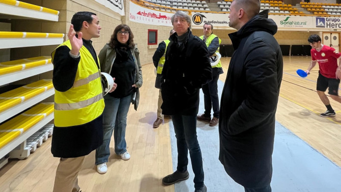 El alcalde de la capital, Carlos Martínez, ha visitado las obras de Los Pajaritos acompañado por los responsables de la empresa adjudicataria de la obra, Grupo Herce,