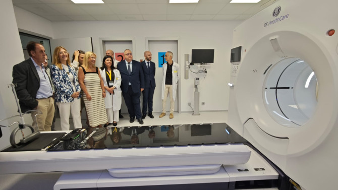 El acto ha contado además con la presencia de la delegada territorial de la Junta en Soria, Yolanda de Gregorio, el equipo directivo de la Gerencia de Asistencia Sanitaria, la jefa de Servicio de Oncología Radioterápica del Hospital Universitario de Burgos, Eva Corrales, el jefe del Servicio de Radiofísica del mismo centro, Javier Sánchez Jiménez, así como asociaciones de pacientes.