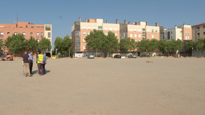 Imagen de la visita del Alcalde a las obras del nuevo aparcamiento.