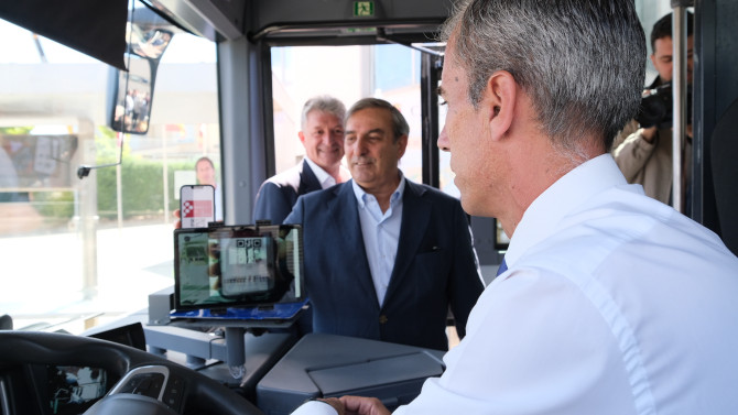 El consejero José Luis Sanz Merino presenta en Arroyo de la Encomienda la puesta en marcha del sistema Buscyl, que garantiza transporte gratuito a los empadronados en Castilla y León.
