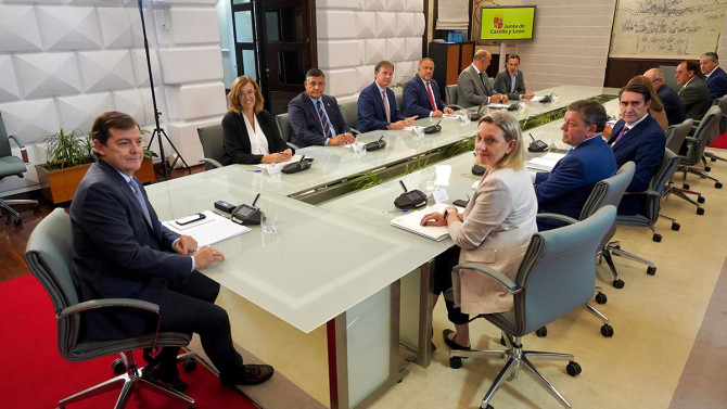 ICAL. La Junta de Castilla y León mantiene un encuentro con representantes de las nueve Diputaciones provinciales.
