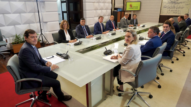 ICAL. La Junta de Castilla y León mantiene un encuentro con representantes de las nueve Diputaciones provinciales.