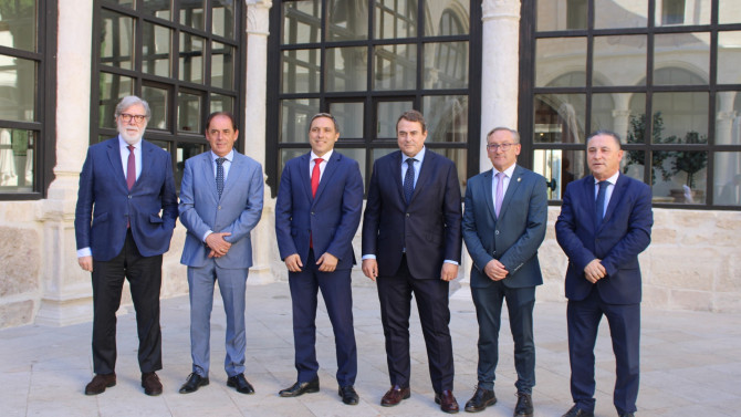 A la reunión han asistido el presidente de FOES, Santiago Aparicio, el presidente de CEOE CEPYME Cuenca, David Peña, y el presidente de CEOE CEPYME Teruel, Juan Ciércoles, además del presidente de la Diputación de Soria, Benito Serrano, el de la Diputación de Cuenca, Álvaro Martínez, y el de la Diputación de Teruel, Joaquín Juste.