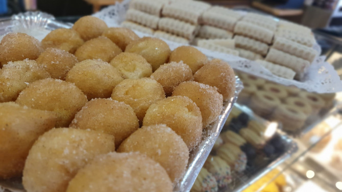 Los buñuelos y huesos de Santo son los dulces protagonistas de estos días. 
