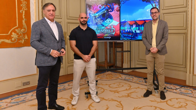 El Alcalde, Carlos García Carbayo, durante la presentación del videojuego