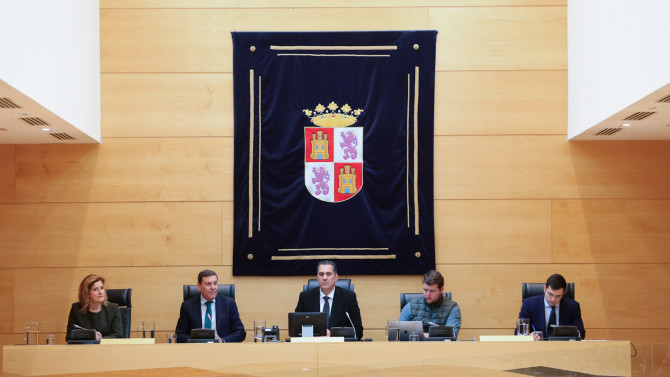 El consejero de Economía y Hacienda, Carlos Fernández Carriedo; y miembros de la Mesa de la Comisión de Hacienda antes de su comparecencia en las Cortes.