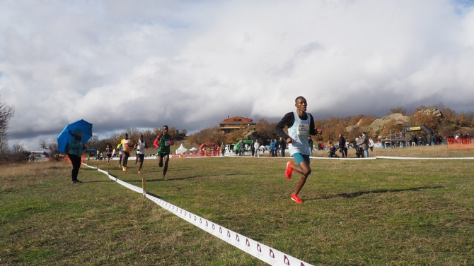 En una jornada ventosa, con momentos de lluvia y de sol, el campo a través lucía en todo su esplendor.