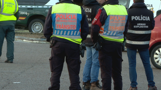 Policías portugueses durante el operativo