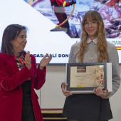 thumbnail_Veronika recibió un diploma y un monitor portátil como premio de manos de la ministra 2