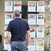 Un hombre observa los anuncios de venta de inmuebles y alquiler.