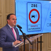 El concejal de Trafico  Angel Molina informando sobre la ZBE