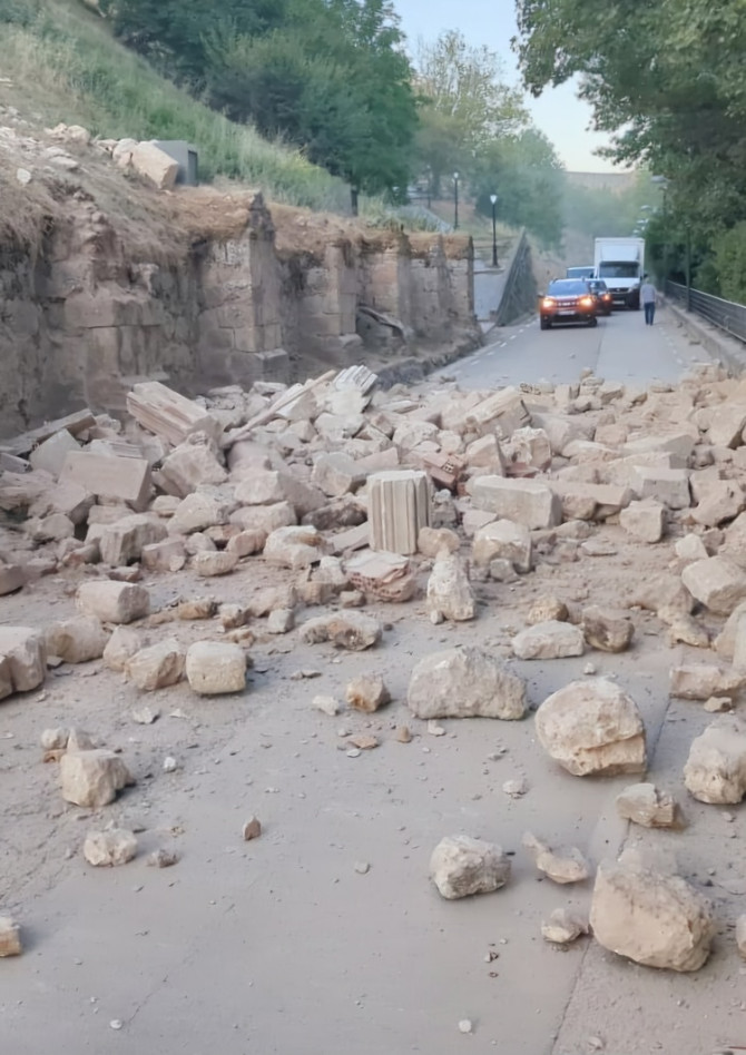 La carretera CL-116A (Ronda del Duero, en Almazán), la vía que conecta la N-111, ha tenido que ser cortada al tráfico.