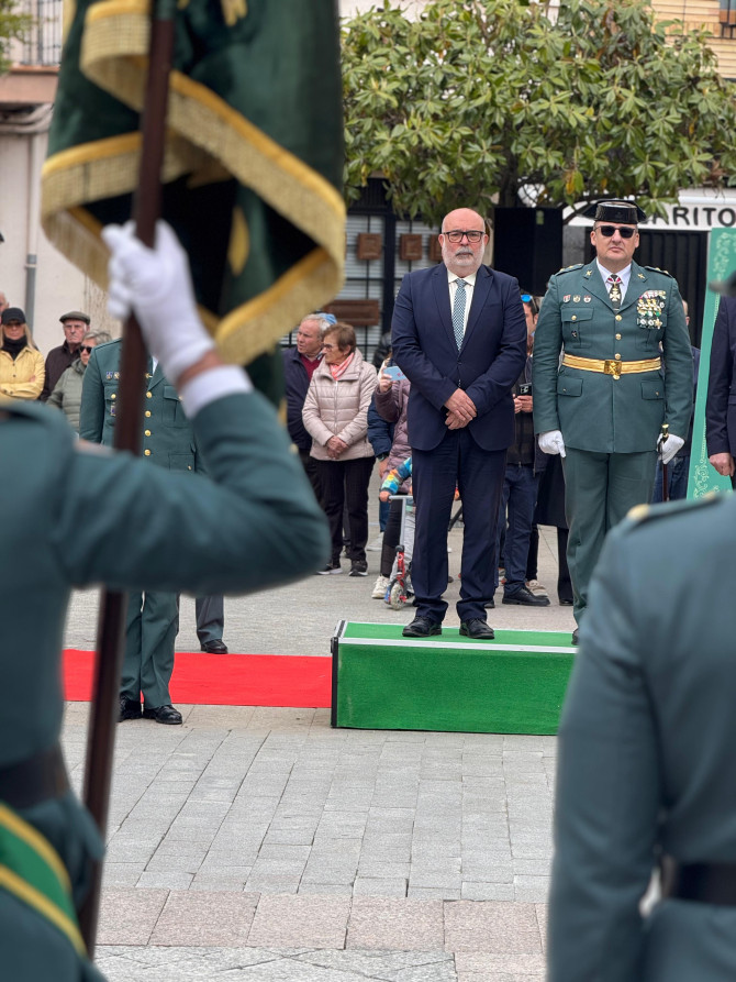  El subdelegado del Gobierno en Soria, Miguel Latorre, ha participado en la ceremonia junto al teniente coronel jefe de la Comandancia de la Guardia Civil de Soria, Sergio Peñarroya. 